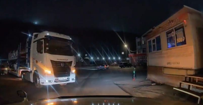 "Приезжий - значит можно": странный маневр водителя фуры шокировал владивостокцев - фото