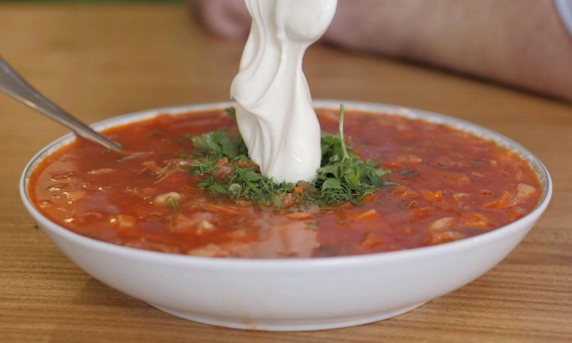 Быстрая солянка для поклонников русской кухни: готовится 15 минут, а вкус потрясающий