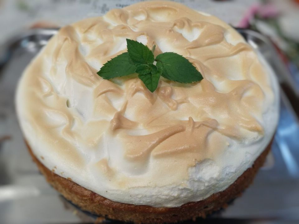 Нежный пирог на кефире с ягодами: как приготовить сладкое угощение с белковой глазурью