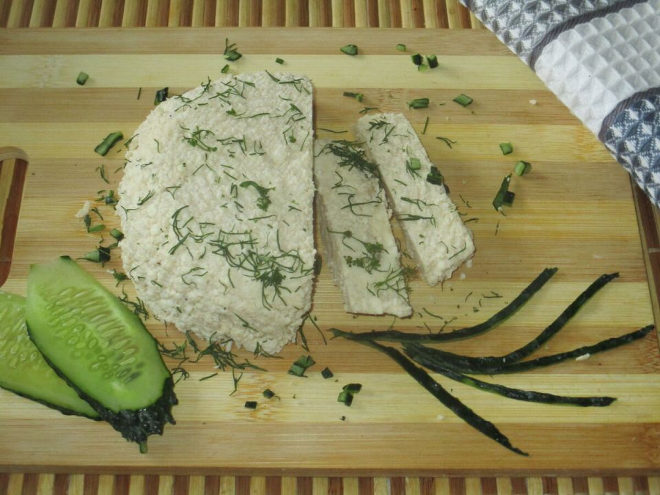 Новый взгляд на домашний сыр: как соевый соус преобразует привычный рецепт