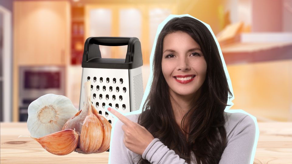 Как быстро измельчить чеснок на терке и оставить ее чистой: хозяйки знают хитрость