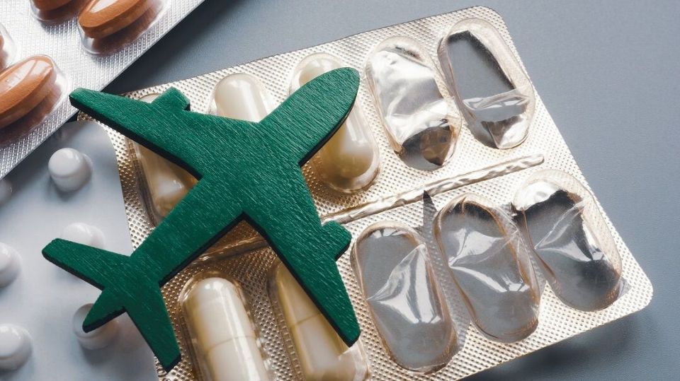 Как безопасно провозить лекарства в самолете: все, что нужно знать путешественникам