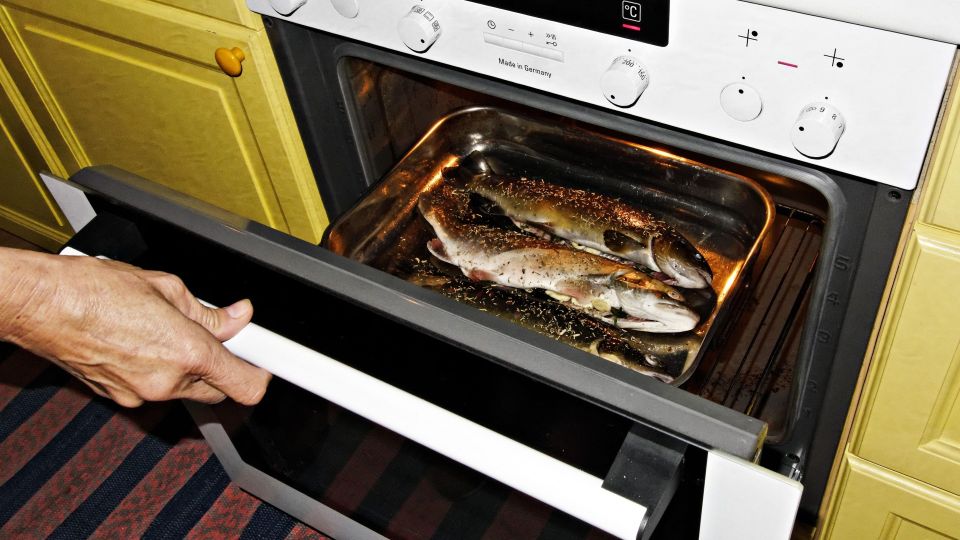 Едкий запах рыбы из духовки испарится вмиг: поможет средство из аптечки