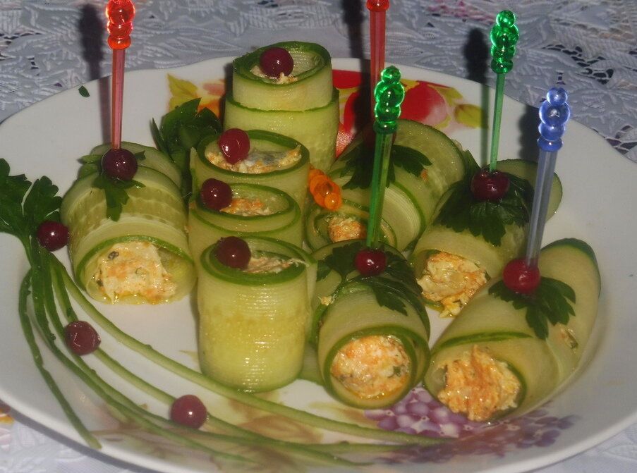 Огуречные рулетики с селедкой: оригинальная закуска для любого стола