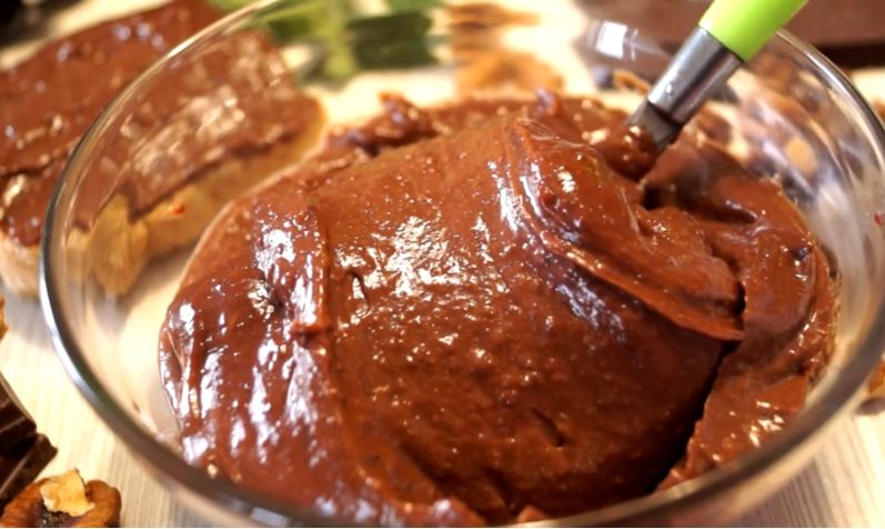 Шоколадная паста для любимого завтрака: простой и быстрый рецепт