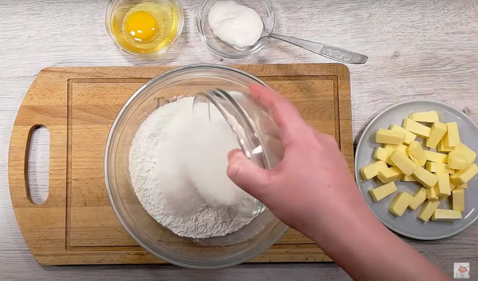 Простой десерт к чаю с песочным тестом и сметанной заливкой