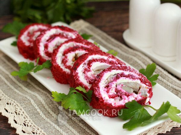 Свекольный рулет с сельдью и творожным сыром на праздничном столе