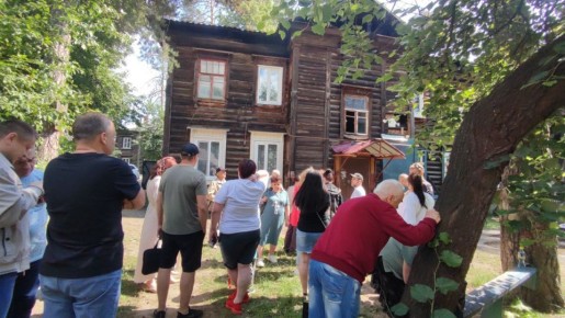 С жителями сгоревшего дома на ул. Краснознаменная д. 10 сегодня встретились представители управления экономики администрации города, УГХ, отдела муниципального контроля, УГОиЧС.У дома продолжают находиться аварийные службы и...