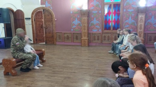 В стенах Княжеских палат Дома культуры молодежи при участии АНО &quot;Агентство Развития Гражданских инициатив&quot; в рамках проекта &quot;Дорога к Победе в единстве и согласии&quot; состоялась встреча с участником СВО &quot;Герои России: вчера...