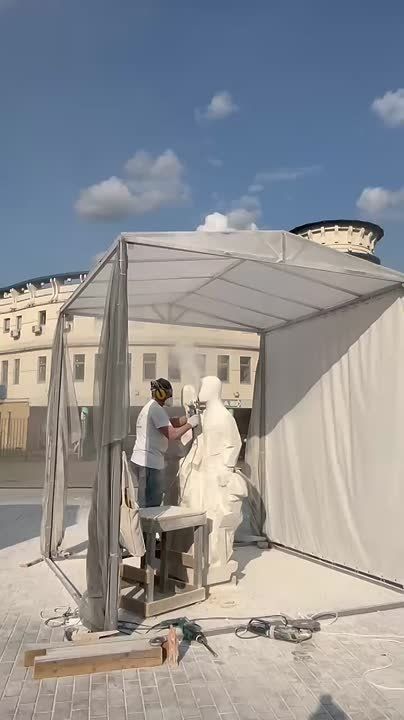 В парке вовсю кипит работа, пахнет мелом и белая пыль стоит столбом: скульпторы высекают из известняка арт-объекты, которые в будущем украсят наш город
