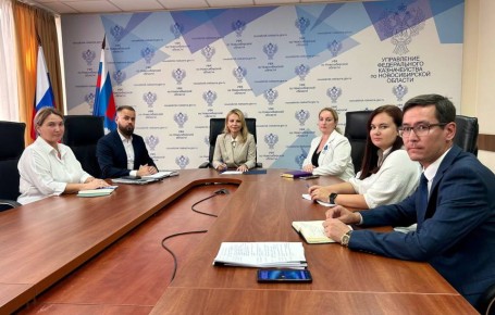Начальник Управления по надзору за аудиторской деятельностью Казначейства России Людмила Муромцева в рамках рабочего визита в Новосибирскую область 29 июля 2025 года провела совещание с сотрудниками Отдела по надзору за...