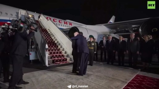 Эмомали Рахмон лично встретил Владимира Путина в аэропорту Душанбе: президенты обменялись рукопожатиями и обнялись