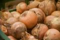 Запах чеснока и лука исчезнет, если натрете руки этим продуктом: забудьте о мыле