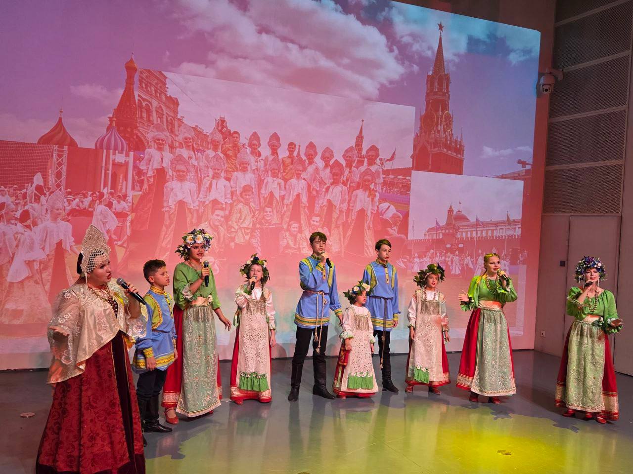«Услада» в Китае! Юные владимирские артисты исполнили «Катюшу», «Калинку» и «Подмосковные вечера» в Российском культурном центре в Пекине «Услада» в Китае! Юные владимирские артисты исполнили «Катюшу», «Калинку» и «Подмосковные вечера» в Российском культурном центре в Пекине