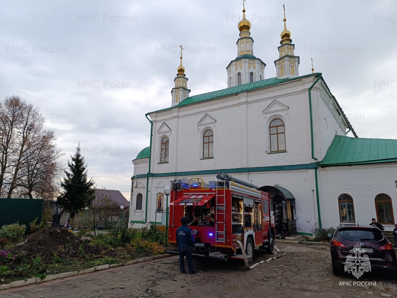 Сотрудники МЧС России завершили серию масштабных пожарно-тактические занятий на объектах религиозного назначения Сотрудники МЧС России завершили серию масштабных пожарно-тактические занятий на объектах религиозного назначения