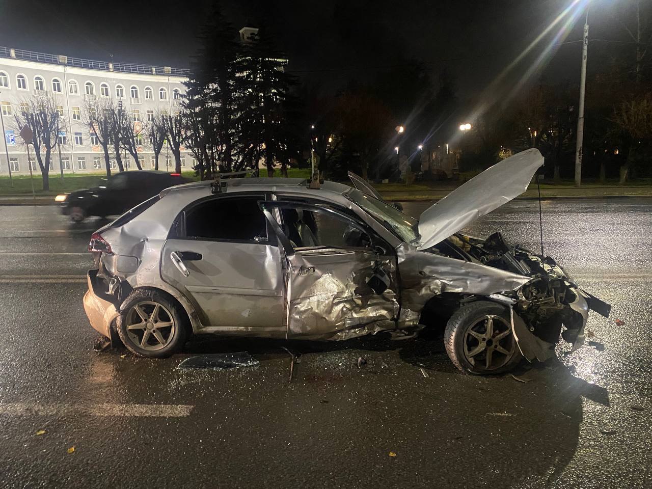Три легковушки столкнулись на Октябрьском проспекте Три легковушки столкнулись на Октябрьском проспекте