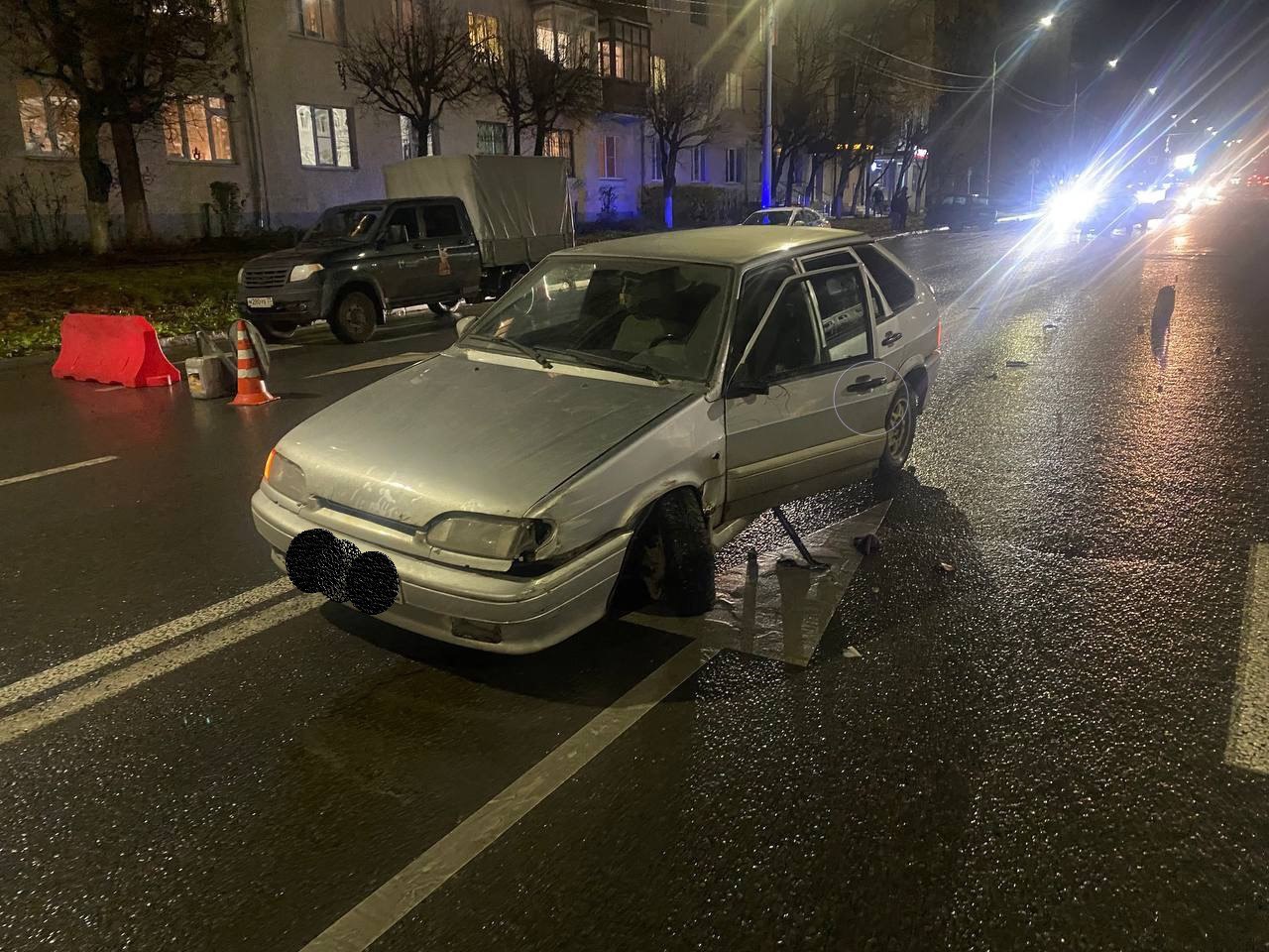 Три легковушки столкнулись на Октябрьском проспекте Три легковушки столкнулись на Октябрьском проспекте