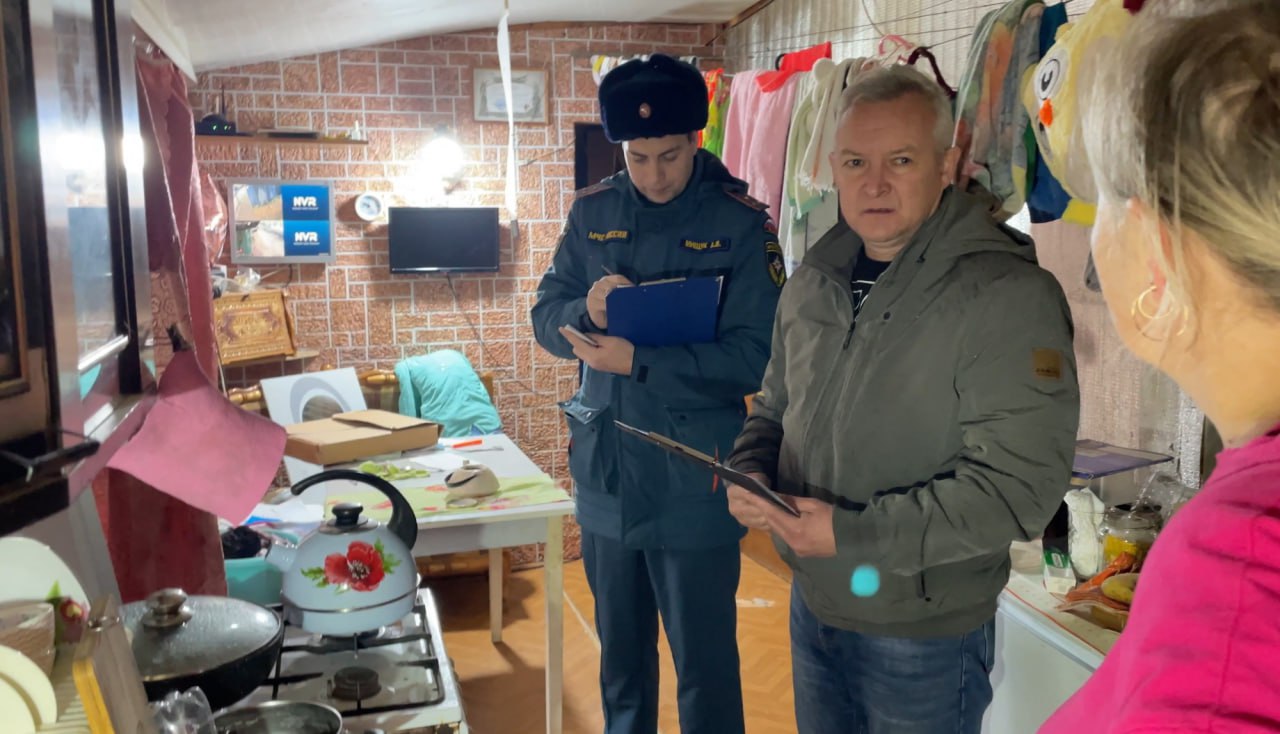Сотрудники МЧС России провели акцию по установке пожарных извещателей в квартирах семей участников СВО Сотрудники МЧС России провели акцию по установке пожарных извещателей в квартирах семей участников СВО