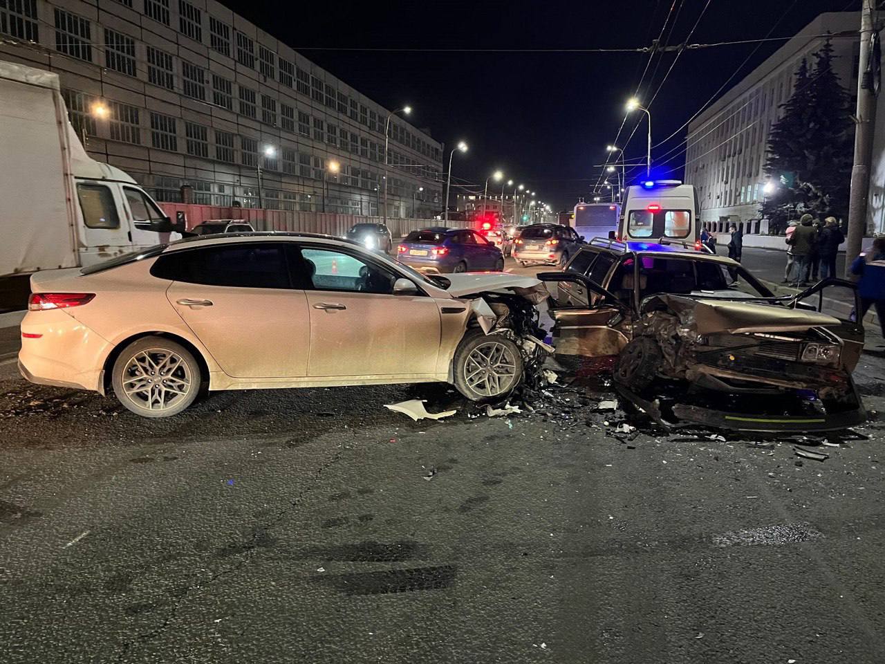 Во Владимире нетрезвый водитель "Фольксвагена" устроил массовое ДТП и скрылся