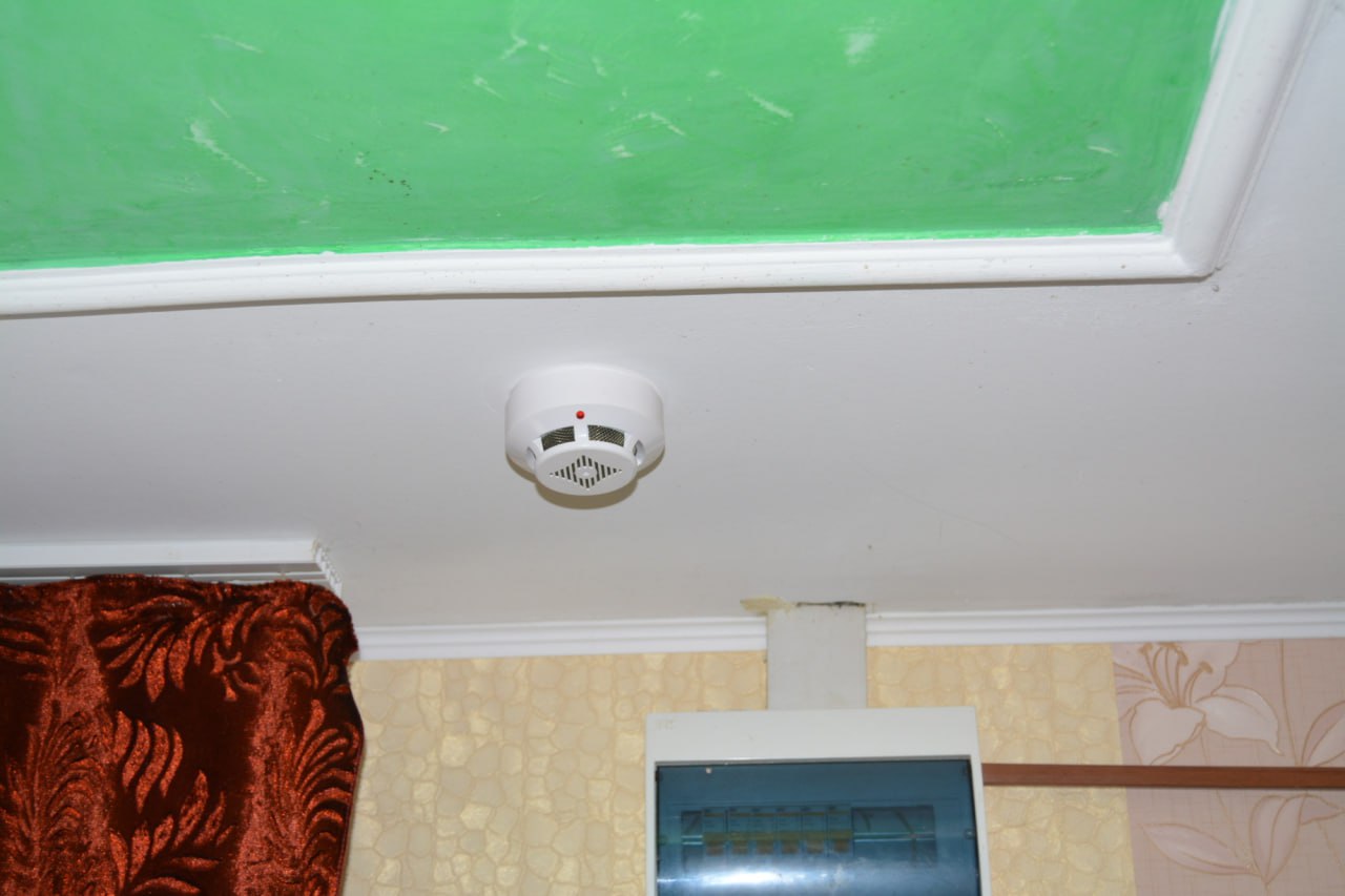 Сотрудники МЧС России провели акцию по установке пожарных извещателей в квартирах семей участников СВО Сотрудники МЧС России провели акцию по установке пожарных извещателей в квартирах семей участников СВО