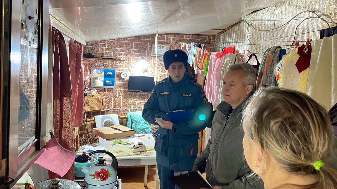 Сотрудники МЧС России провели акцию по установке пожарных извещателей в квартирах семей участников СВО Сотрудники МЧС России провели акцию по установке пожарных извещателей в квартирах семей участников СВО