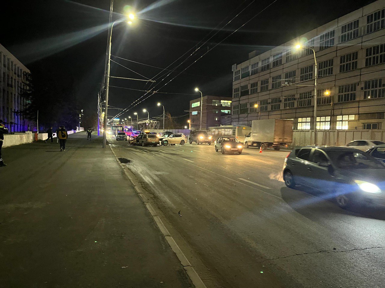 Пьяный водитель «Фольксвагена» протаранил две машины и автобус и скрылся Пьяный водитель «Фольксвагена» протаранил две машины и автобус и скрылся