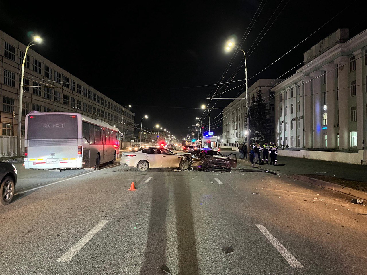 Пьяный водитель «Фольксвагена» протаранил две машины и автобус и скрылся Пьяный водитель «Фольксвагена» протаранил две машины и автобус и скрылся