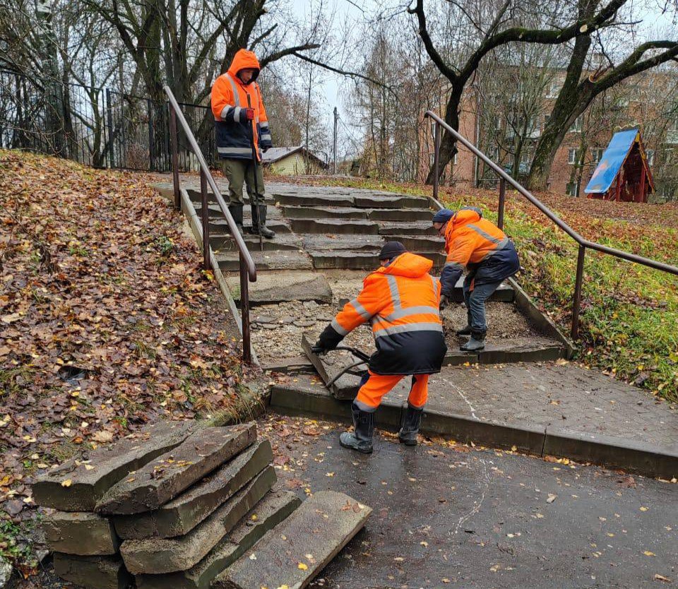 На Гагарина и на Завадского во Владимире ремонтируют лестницы На Гагарина и на Завадского во Владимире ремонтируют лестницы