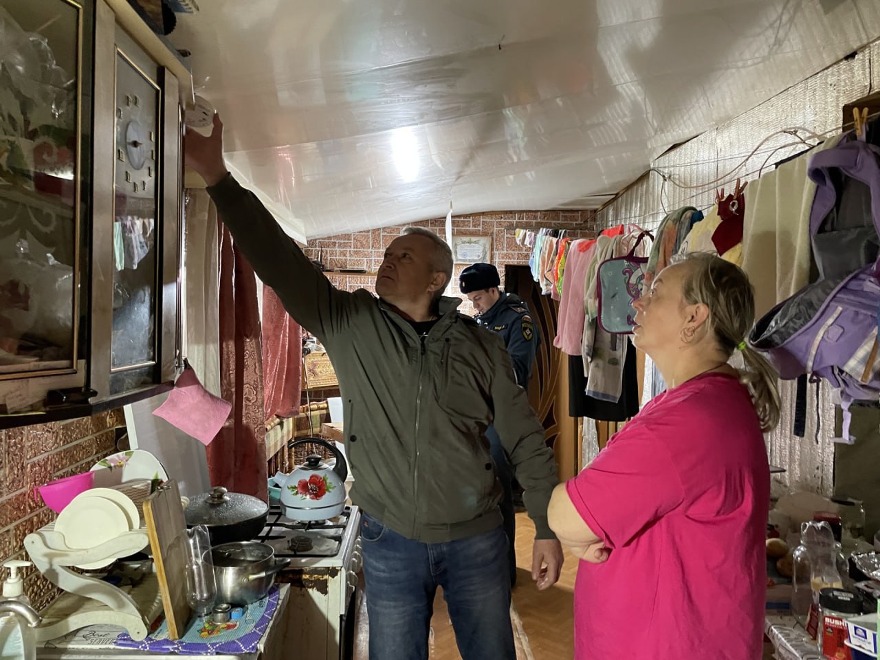 Сотрудники МЧС России провели акцию по установке пожарных извещателей в квартирах семей участников СВО Сотрудники МЧС России провели акцию по установке пожарных извещателей в квартирах семей участников СВО