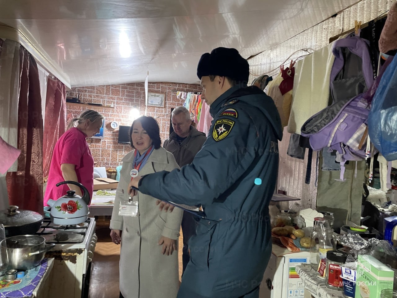 Сотрудники МЧС России провели акцию по установке пожарных извещателей в квартирах семей участников СВО