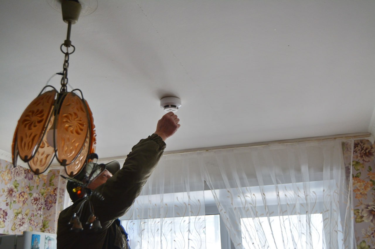 Сотрудники МЧС России провели акцию по установке пожарных извещателей в квартирах семей участников СВО Сотрудники МЧС России провели акцию по установке пожарных извещателей в квартирах семей участников СВО