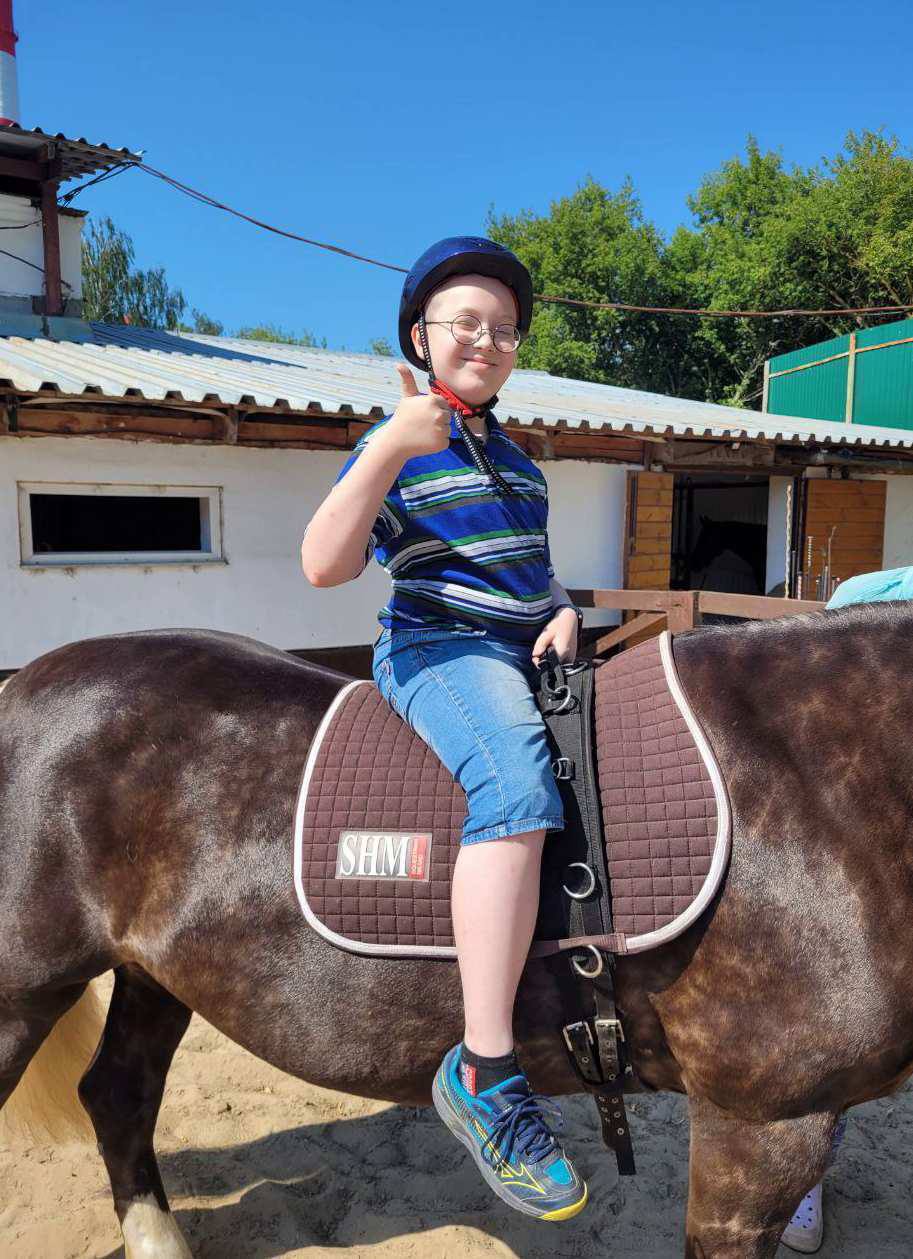 Для воспитанников Владимирского социально-реабилитационного центра проводят занятия по лечебной верховой езде Для воспитанников Владимирского социально-реабилитационного центра проводят занятия по лечебной верховой езде