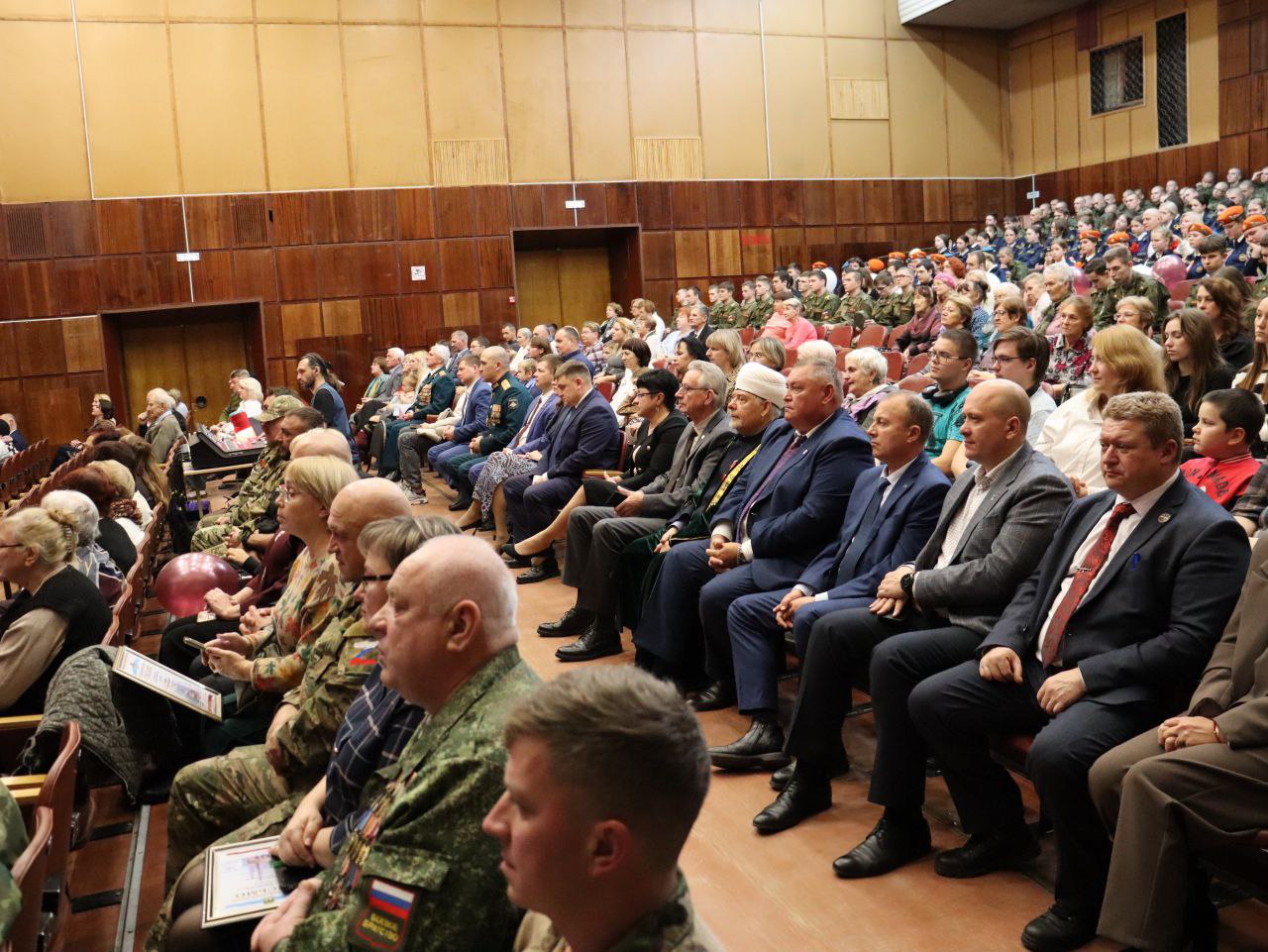 XV Городской Солдатский форум «Скажи солдату спасибо!», посвященный 14-ой годовщине со дня присвоения городу Коврову звания «Город воинской славы» состоялся 1 ноября в ДКиТ «Родина» XV Городской Солдатский форум «Скажи солдату спасибо!», посвященный 14-ой годовщине со дня присвоения городу Коврову звания «Город воинской славы» состоялся 1 ноября в ДКиТ «Родина»