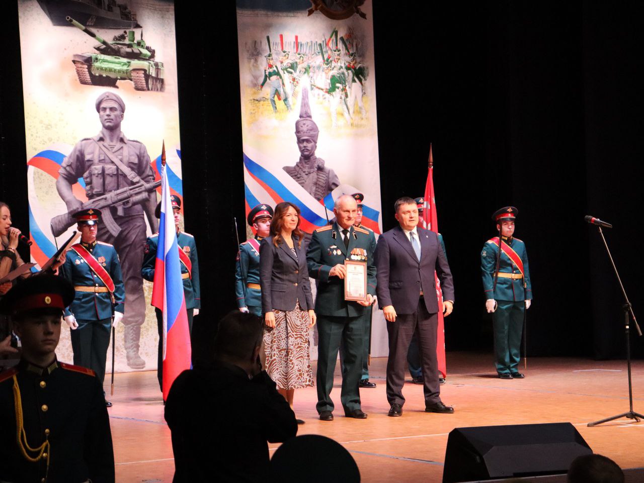 XV Городской Солдатский форум «Скажи солдату спасибо!», посвященный 14-ой годовщине со дня присвоения городу Коврову звания «Город воинской славы» состоялся 1 ноября в ДКиТ «Родина» XV Городской Солдатский форум «Скажи солдату спасибо!», посвященный 14-ой годовщине со дня присвоения городу Коврову звания «Город воинской славы» состоялся 1 ноября в ДКиТ «Родина»