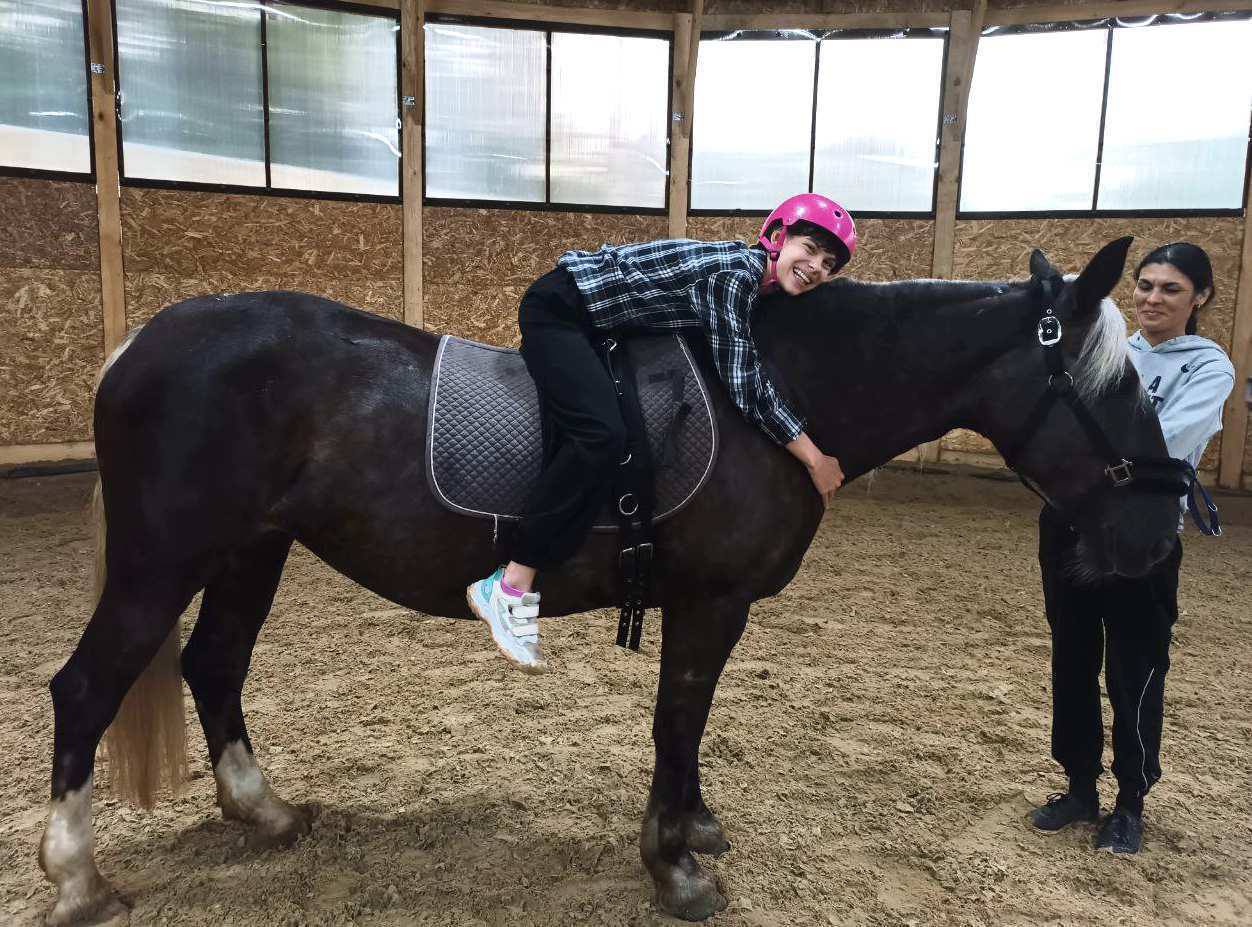 Для воспитанников Владимирского социально-реабилитационного центра проводят занятия по лечебной верховой езде Для воспитанников Владимирского социально-реабилитационного центра проводят занятия по лечебной верховой езде