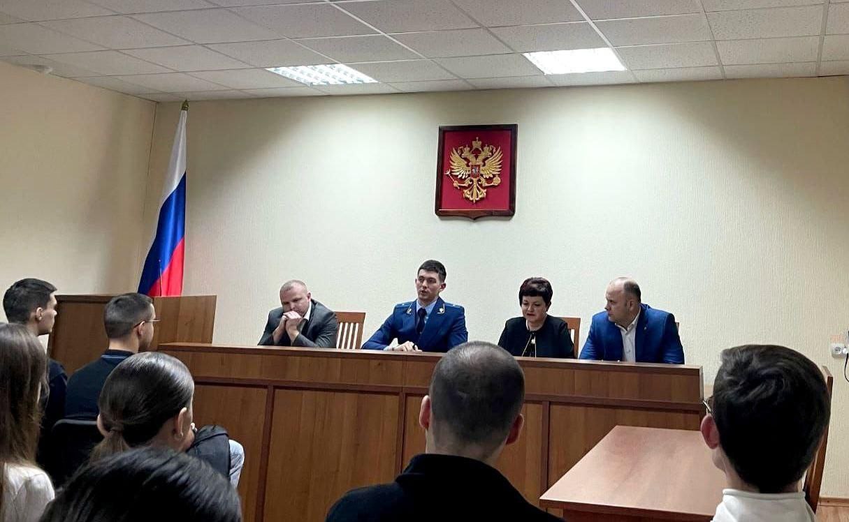 . Сотрудники прокуратуры города Владимира рассказали студентам Владимирского филиала РАНХиГС о службе в надзорном ведомстве Работниками прокуратуры города Владимира в ходе осуществления деятельности по правовому...  . Сотрудники прокуратуры города Владимира рассказали студентам Владимирского филиала РАНХиГС о службе в надзорном ведомстве Работниками прокуратуры города Владимира в ходе осуществления деятельности по правовому...