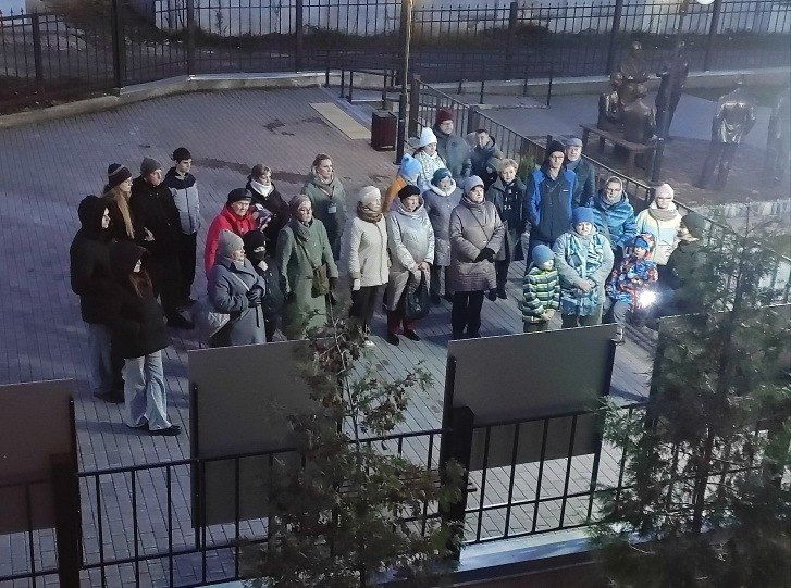 В сквере при музее «Ковров – город оружейной славы» состоялась экскурсия по выставке В сквере при музее «Ковров – город оружейной славы» состоялась экскурсия по выставке