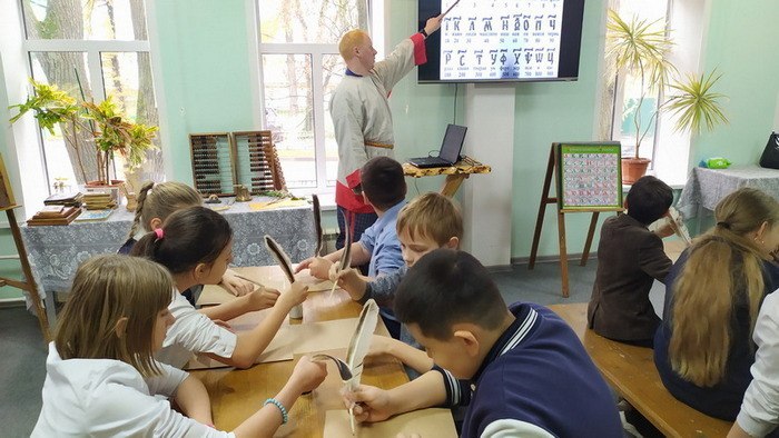 Ковровским школьникам рассказали об осенних занятиях предков и учебе в старину