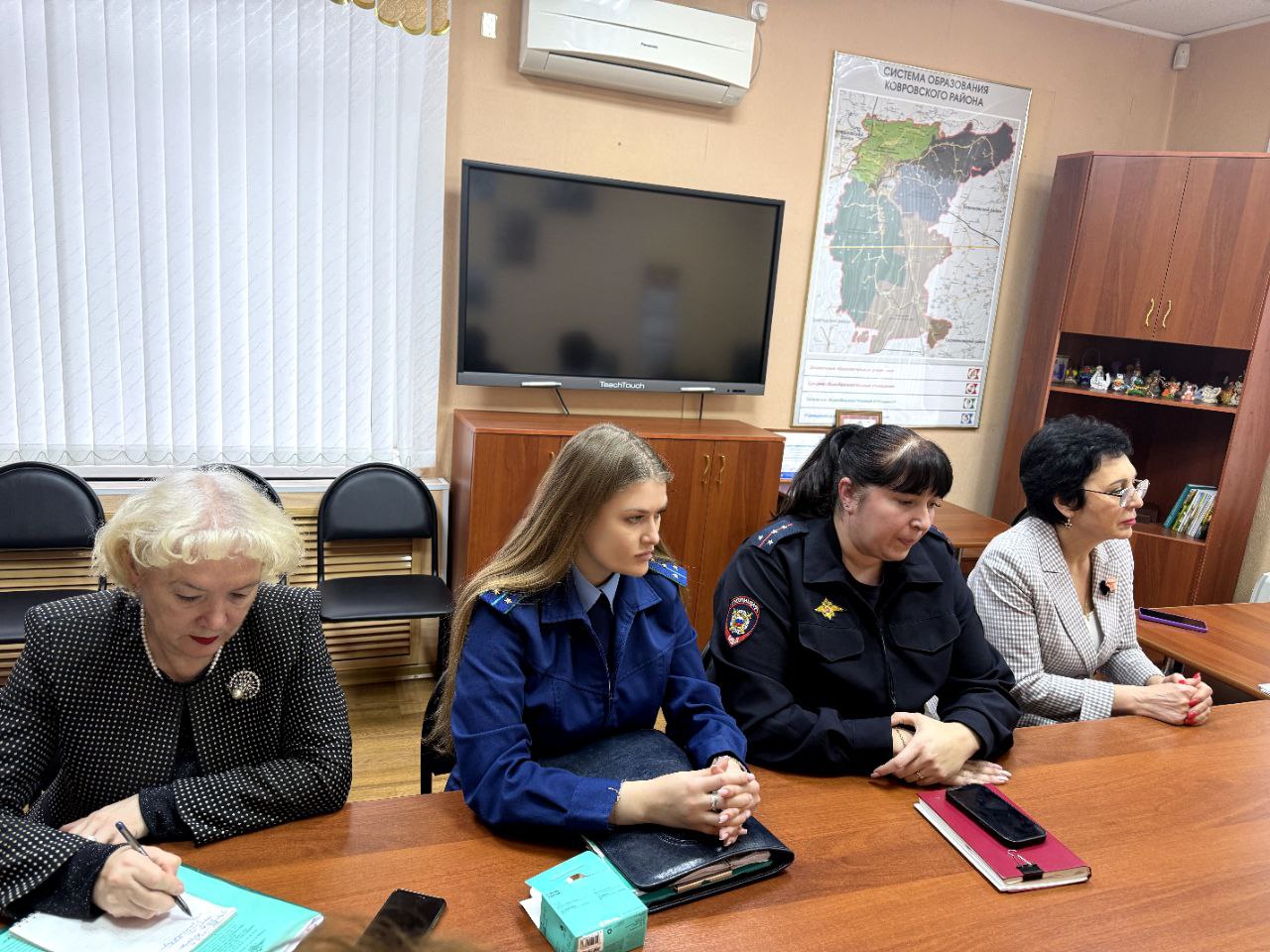 . В Коврове прокуратурой организованы и проведены мероприятия, посвещенные организации профилактической работы с несовершеннолетними Ковровской городской прокуратурой на базе Управления образования администрации Ковровского... . В Коврове прокуратурой организованы и проведены мероприятия, посвещенные организации профилактической работы с несовершеннолетними Ковровской городской прокуратурой на базе Управления образования администрации Ковровского...