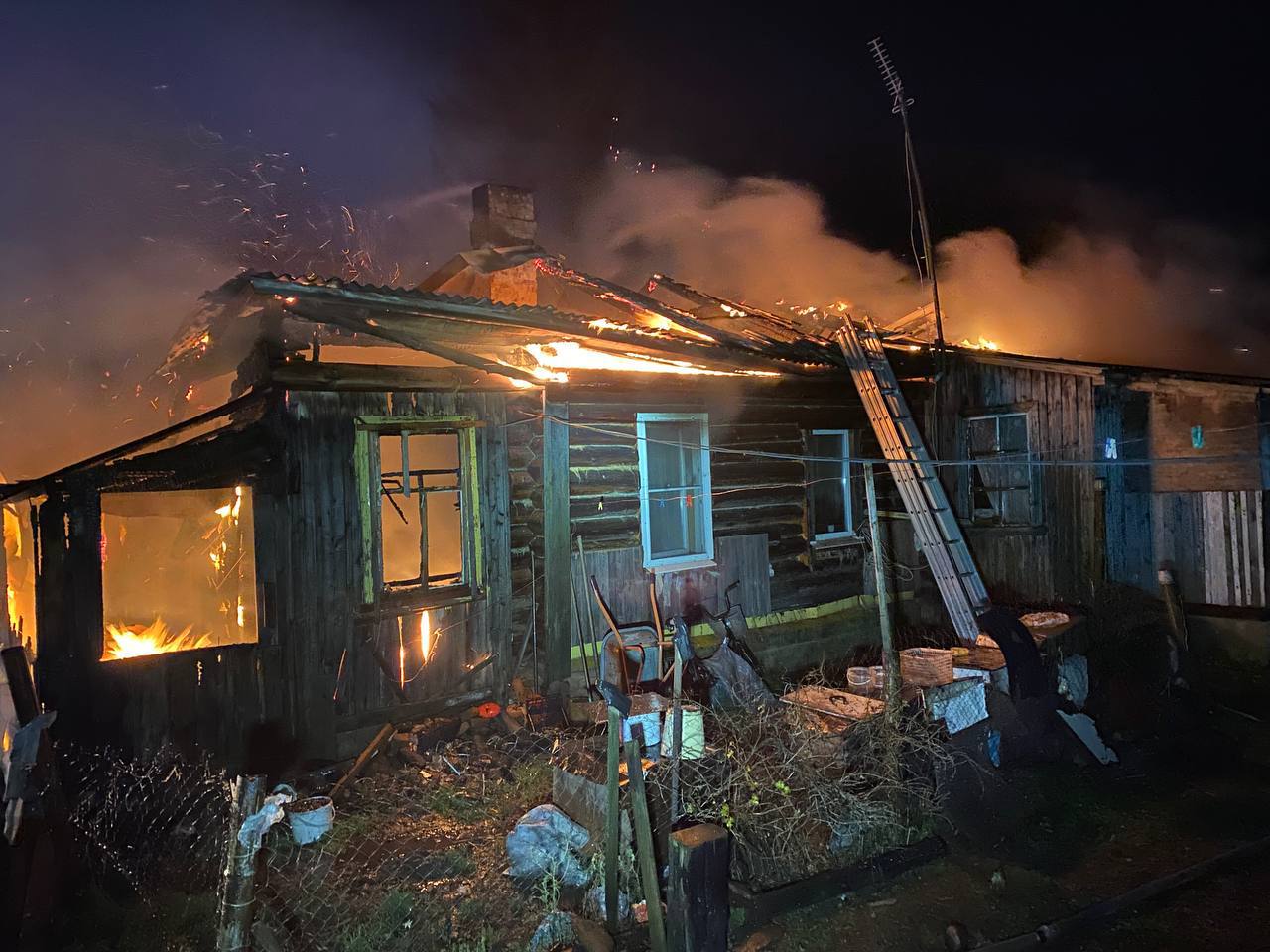 На пожаре в селе Ивановское погиб 56-летний мужчина и пострадала 80-летняя женщина На пожаре в селе Ивановское погиб 56-летний мужчина и пострадала 80-летняя женщина