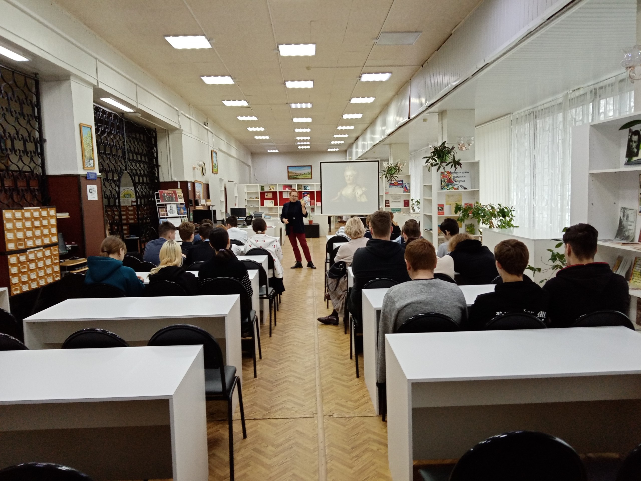 Юношество выбирает путь. 6 ноября читальный зал Центральной городской библиотеки им. С. К. Никитина МБУК «ЦБС г. Коврова» стал местом встречи подростков из разных городов Владимирской области, состоящих на учете в отделе...