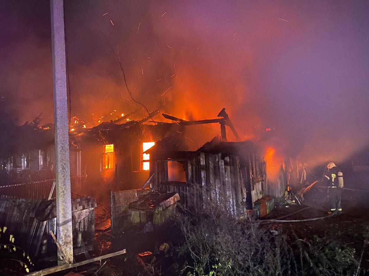 На пожаре в селе Ивановское погиб 56-летний мужчина и пострадала 80-летняя женщина На пожаре в селе Ивановское погиб 56-летний мужчина и пострадала 80-летняя женщина