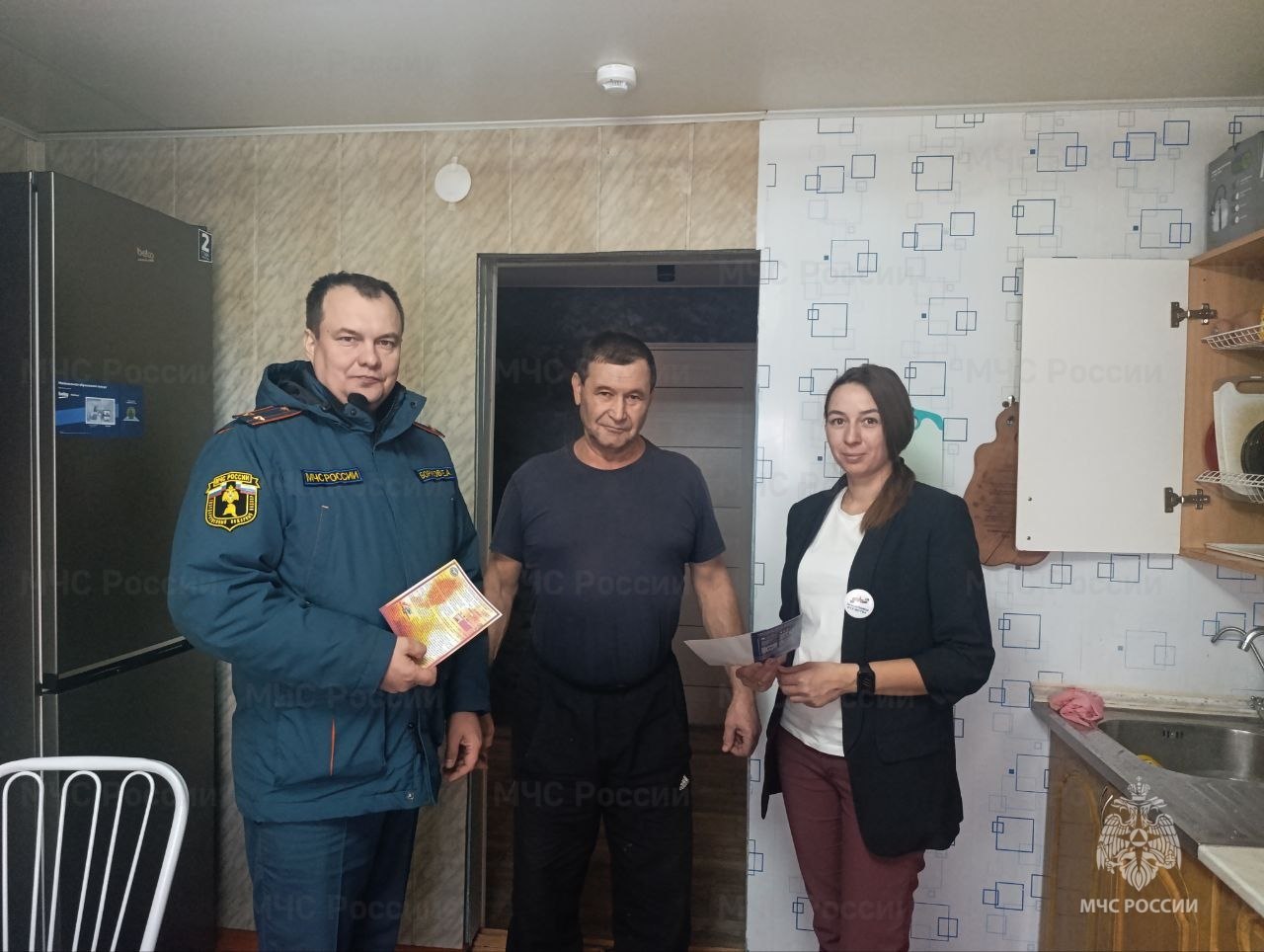 Сотрудники МЧС России устанавливают пожарные извещатели семьям участников СВО и ветеранам боевых действий Сотрудники МЧС России устанавливают пожарные извещатели семьям участников СВО и ветеранам боевых действий