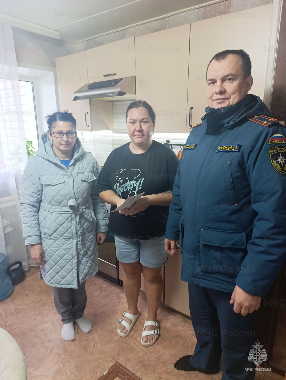 Сотрудники МЧС России устанавливают пожарные извещатели семьям участников СВО и ветеранам боевых действий Сотрудники МЧС России устанавливают пожарные извещатели семьям участников СВО и ветеранам боевых действий