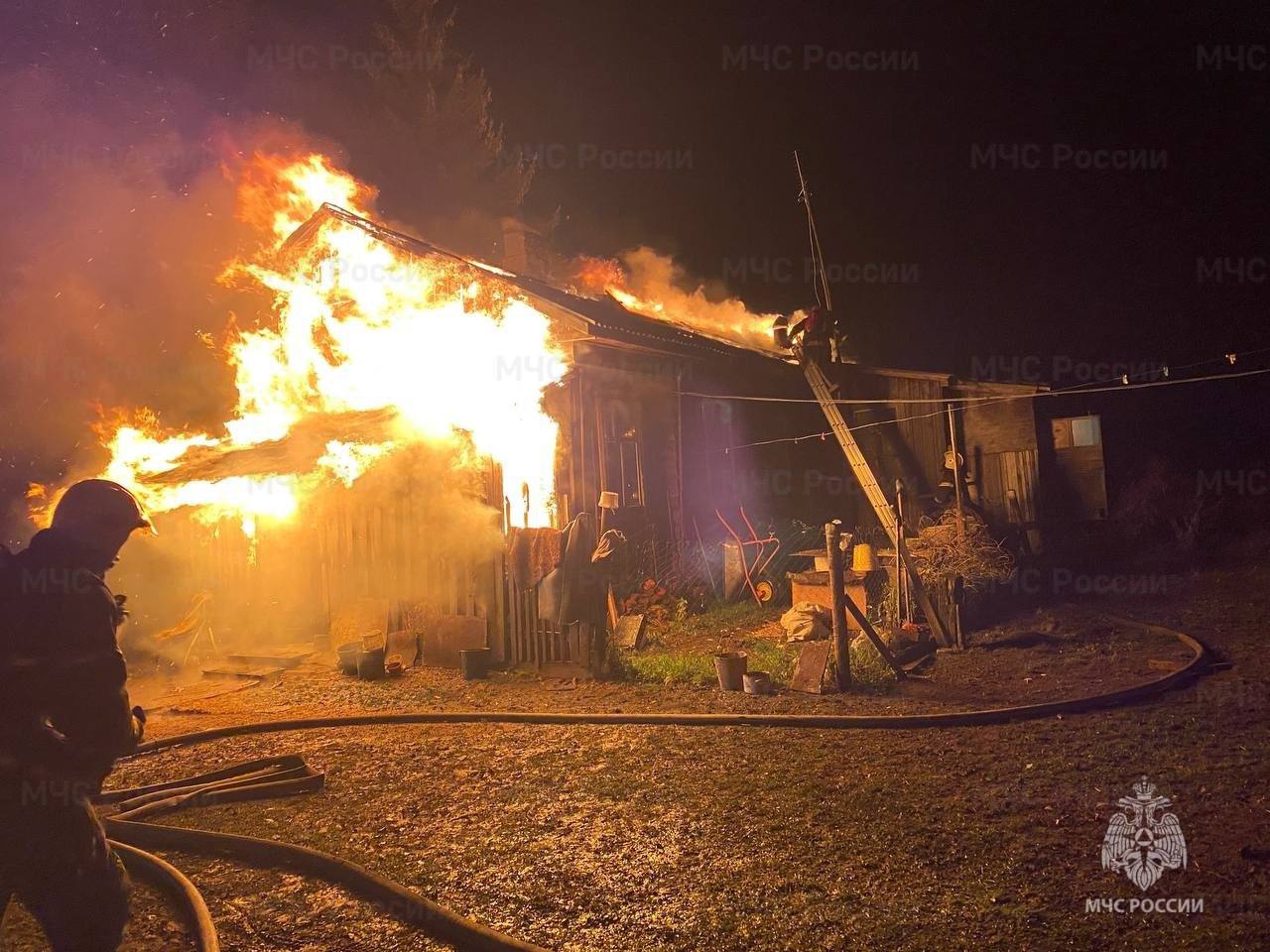 На пожаре в селе Ивановское погиб 56-летний мужчина и пострадала 80-летняя женщина