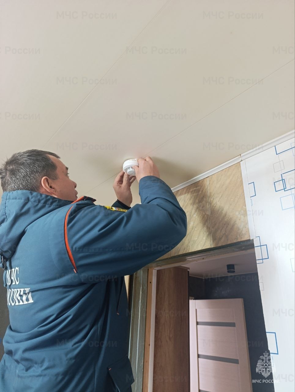 Сотрудники МЧС России устанавливают пожарные извещатели семьям участников СВО и ветеранам боевых действий Сотрудники МЧС России устанавливают пожарные извещатели семьям участников СВО и ветеранам боевых действий