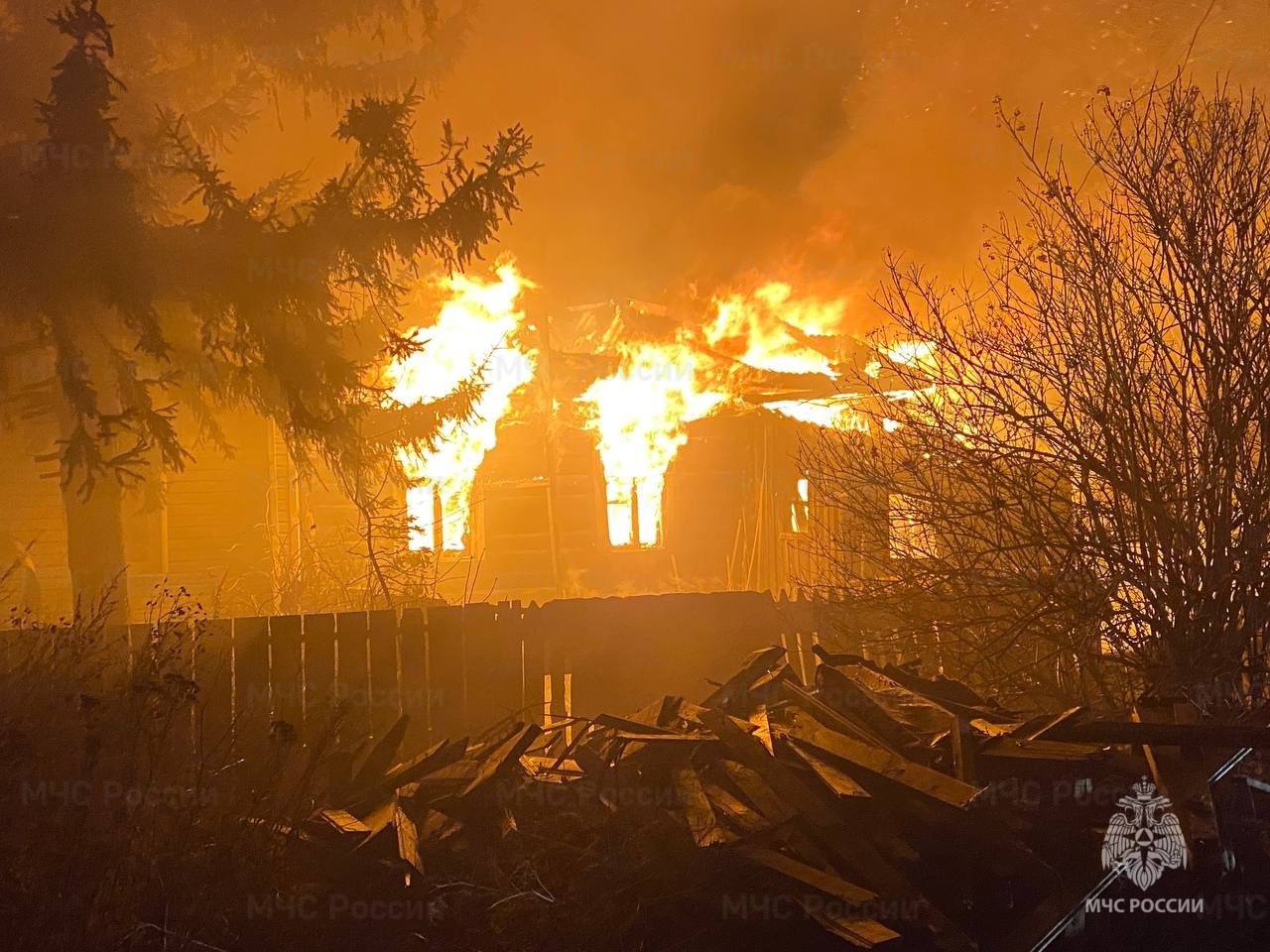На пожаре в селе Ивановское погиб 56-летний мужчина и пострадала 80-летняя женщина На пожаре в селе Ивановское погиб 56-летний мужчина и пострадала 80-летняя женщина