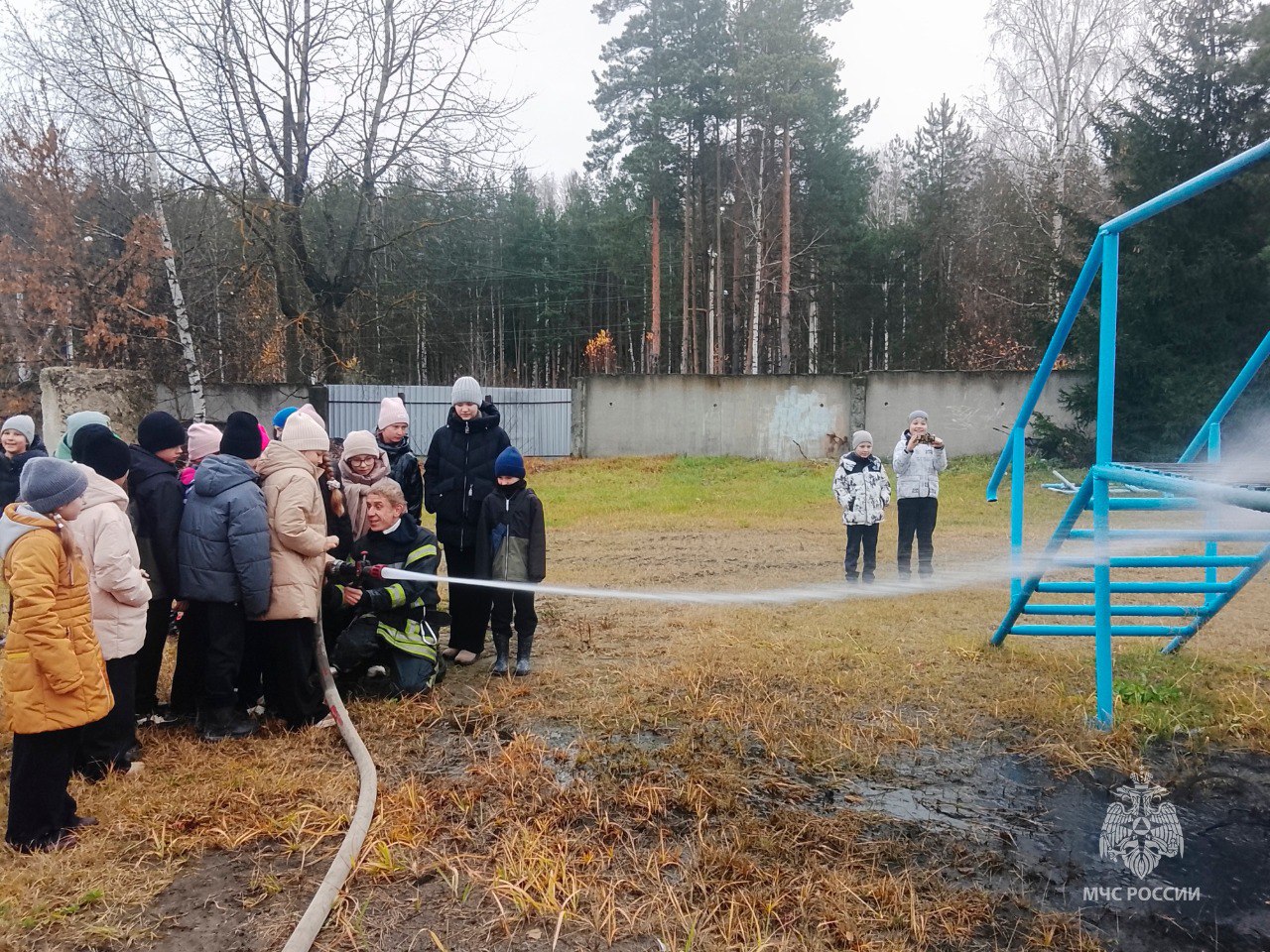 Школьники города Гусь-Хрустального побывали в гостях у огнеборцев Школьники города Гусь-Хрустального побывали в гостях у огнеборцев