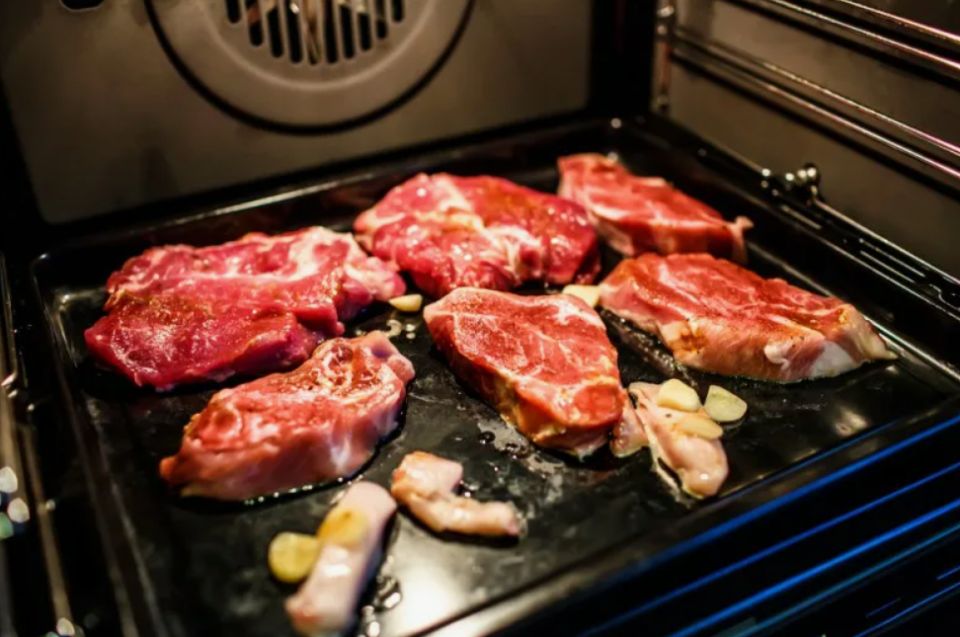 Искусство жарки мяса: секреты размещения в духовке