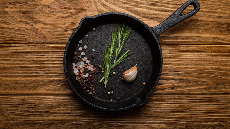 Сделайте старую бабушкину сковородку антипригарной: нужны всего 2 ингредиента